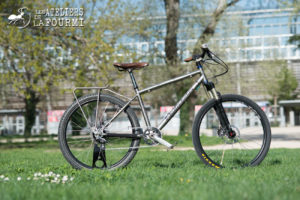 Transformation la Fourmi, sur base de cadre titane Van Nicholas Zion ici équipé du moyeu à vitesse Rohloff et d'une roue avant à moyeu dynamo Shutter Precision (SP).